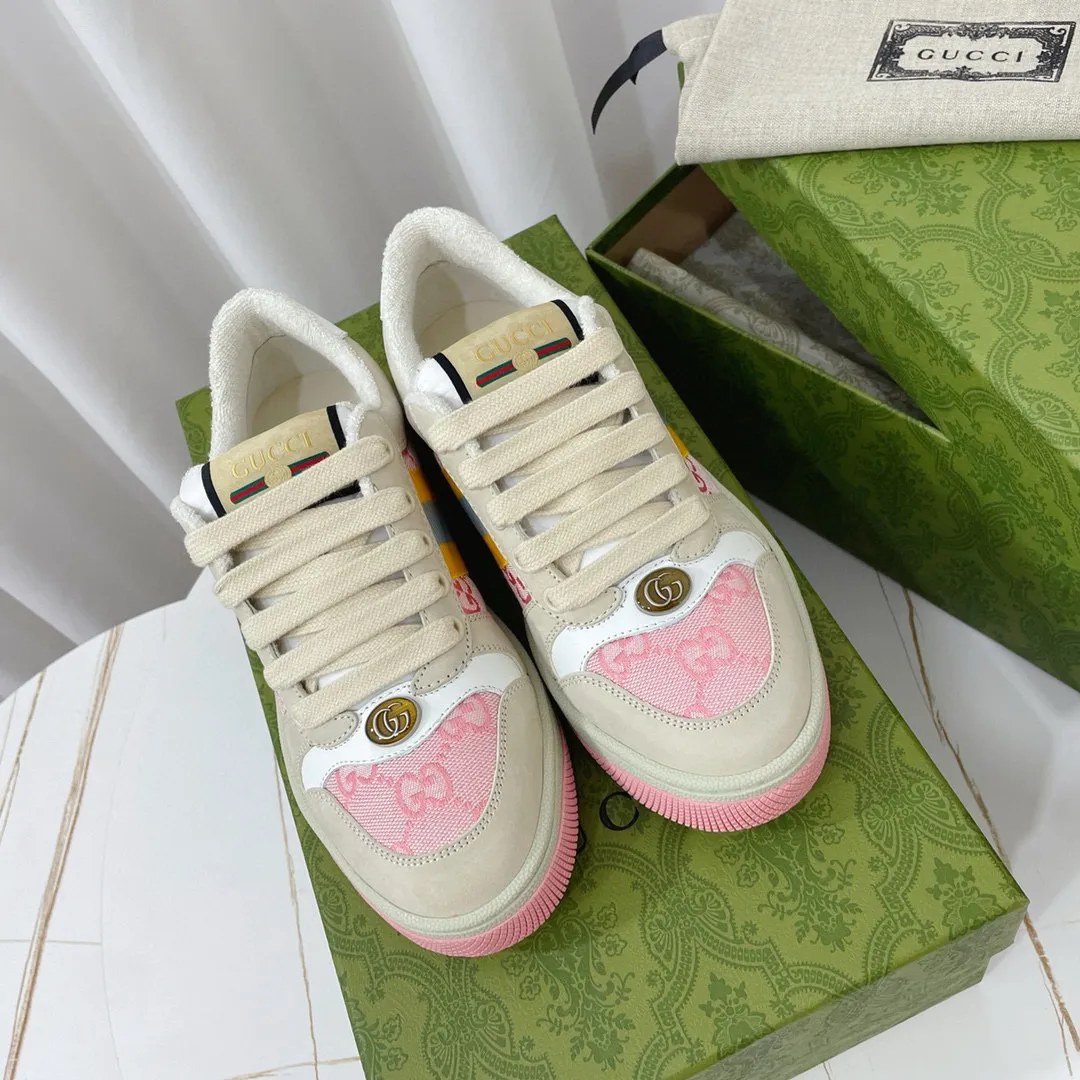 Ex-factory price: 540💰 GUCCI Gucci's newly upgraded back cover lining, top-notch old dirty shoes, classic casual sports shoes for couples, retro sneakers and old G family dirty shoes, updated at the counter simultaneously! ①The shoe upper has the same water-based edge coating process as the original version⚠️The ordinary oil edges on the market have a strong glue feel and are easy to fall off! Grade A first-layer nubuck leather (with pores)/matching computer embroidered double G cloth, high-density terry velvet lining. ② A PVC transparent small round mark sealing line is added to the details of the midsole. The mold is opened six times and the jewelry craftsmanship is used to customize the two-color double G buckle, striving to be the same as the original version. A pair of buttons is more than three times more expensive than ordinary buckles on the market. ③An old two-color washable label, the chip is placed on the outer waist of the right foot, the entire shoe is completely hollowed out with rubber technology, TUP material (rubber to distinguish the market) with the latest green packaging from the counter, 3D printed handbag, and a pair of shoelaces. There is no pressure when entering and exiting the counter. You can buy a 1:1 accurate replica of the original version and modify and upgrade it repeatedly. The details are perfectly restored, the materials are all customized, and they are truly top-notch. Please look at the details clearly to identify the quality. Upper: First-layer frosted cowhide/embroidered double G cloth. Lining: original high-density velvet lining. Foot pads: original pearlescent sheepskin. Outsole: private molded vacuum TPU material. Packaging: original top-grade full set packaging at the counter. Shoe size: women's size 35-40, men's size 39-44 (men's size 38, 45🉑️customized, non-returnable)